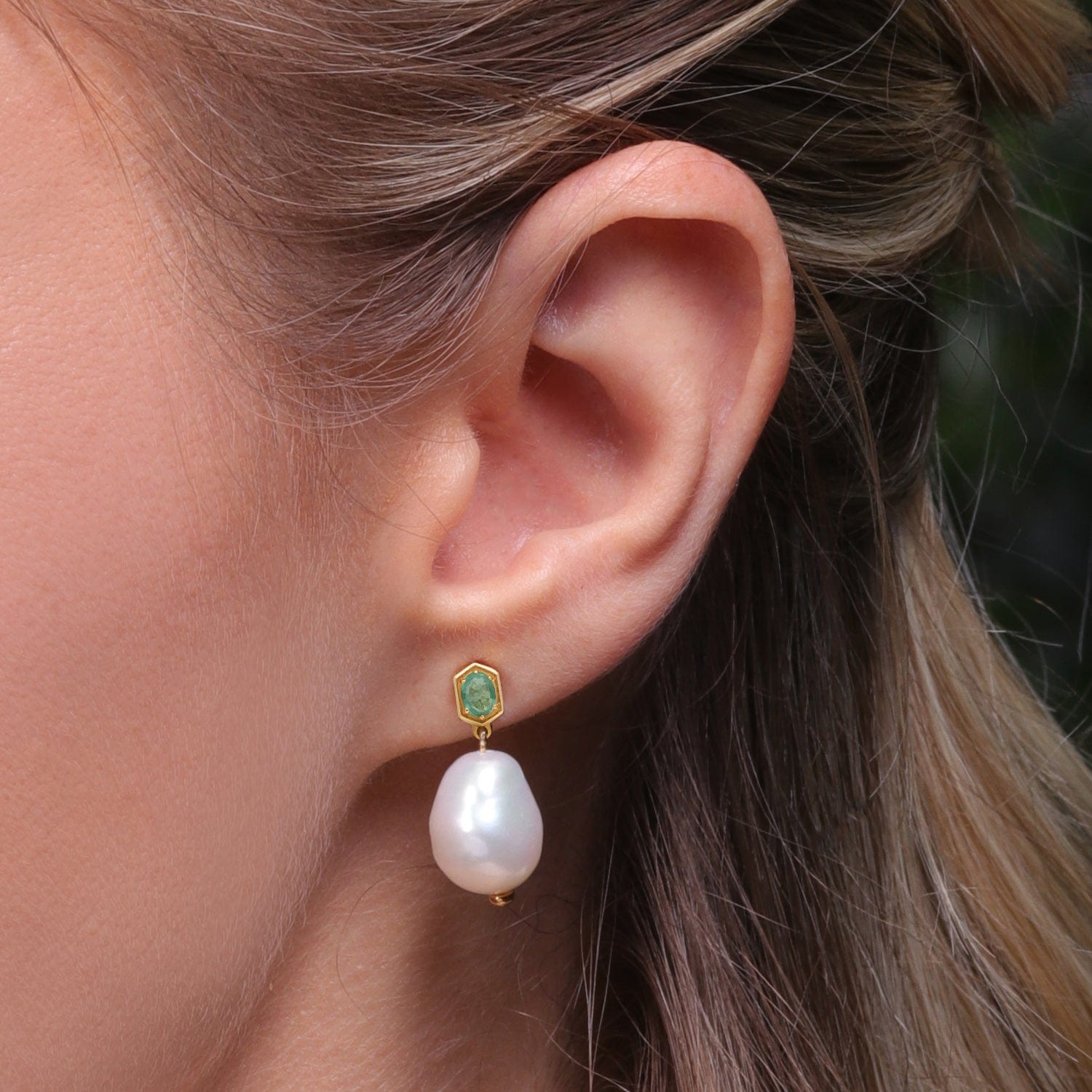 270E028204925 Modern Baroque Pearl & Emerald Drop Earrings in Gold Plated Silver 2