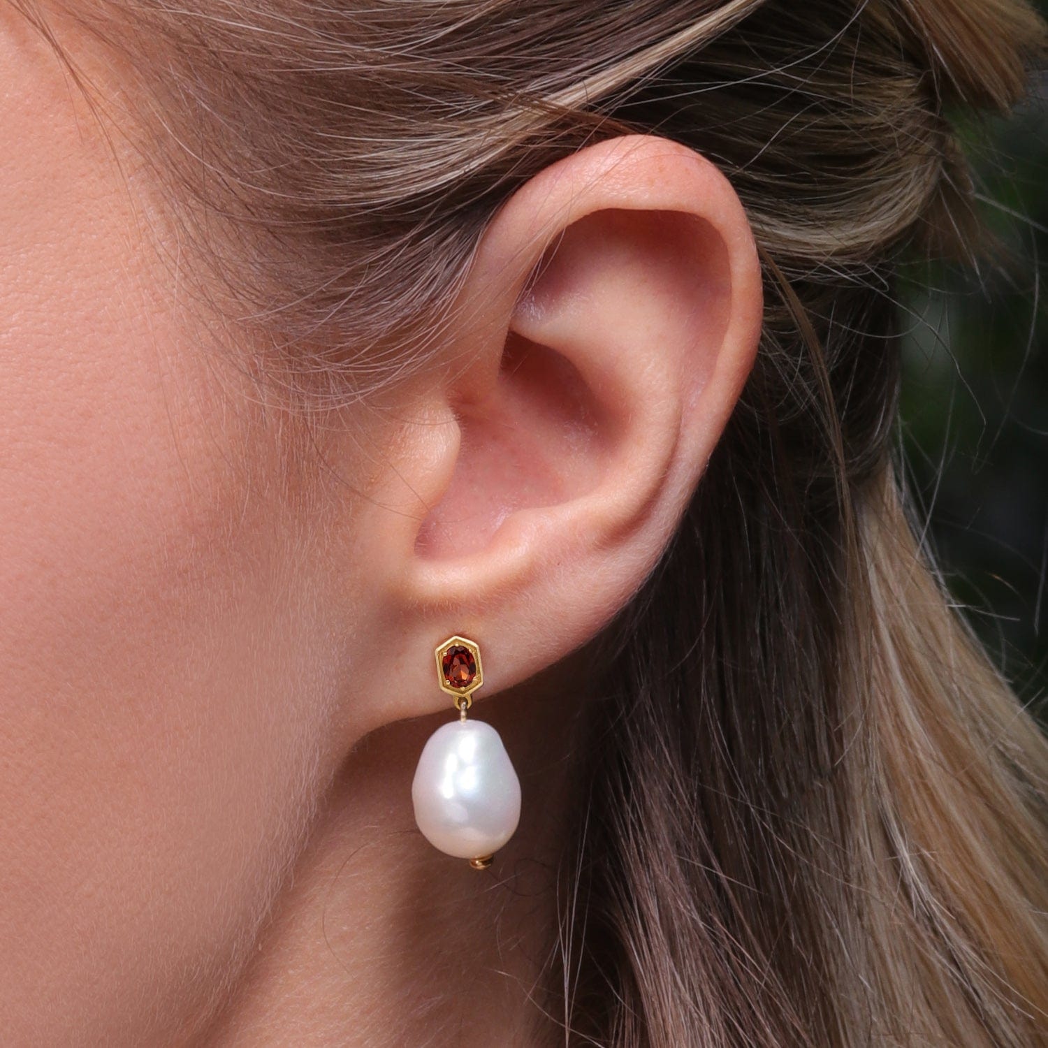 270E028208925 Modern Baroque Pearl & Garnet Drop Earrings in Gold Plated Silver 2