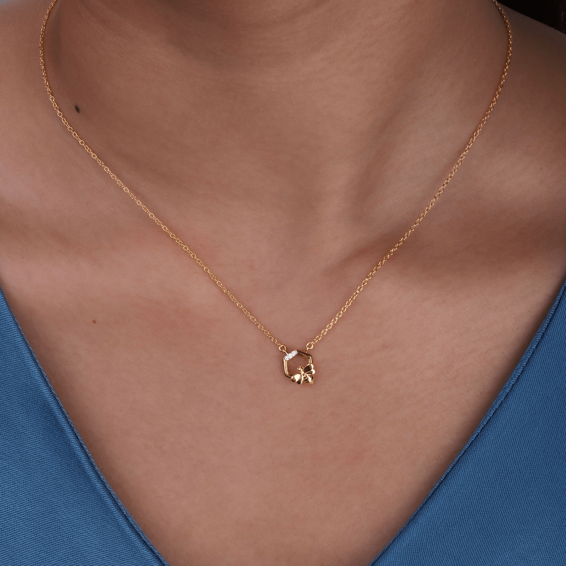 191N0240019 Honeycomb Inspired Hexagon Bee Necklace in 9ct Yellow Gold 4
