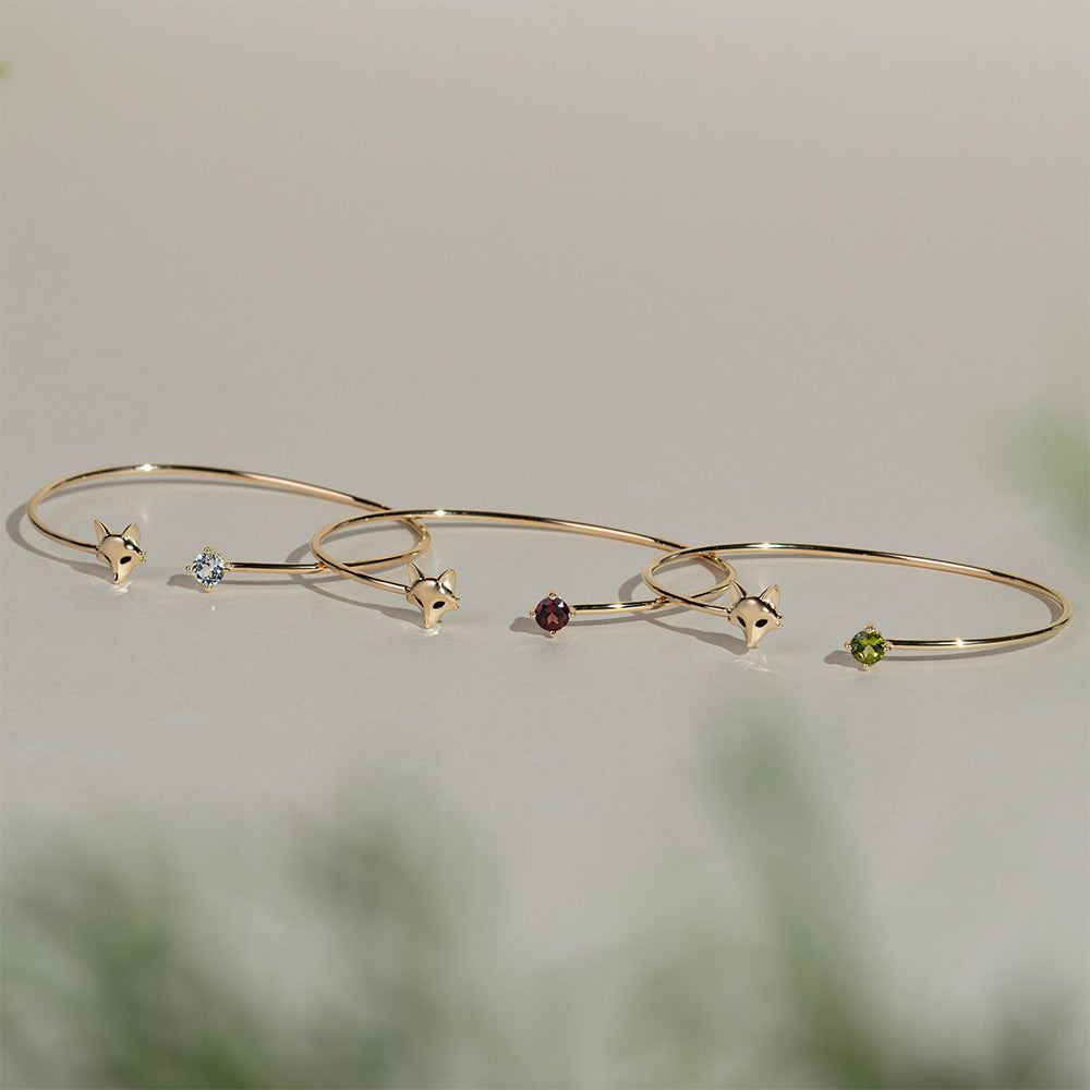 Gardenia Peridot Fox Bangle In 9ct Yellow Gold 135B0050039 Flatlay