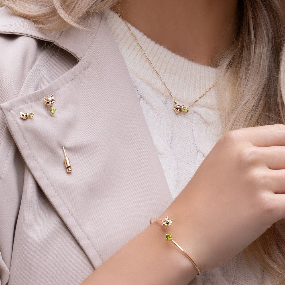 Gardenia Peridot Fox Bangle In 9ct Yellow Gold 135B0050039 on model