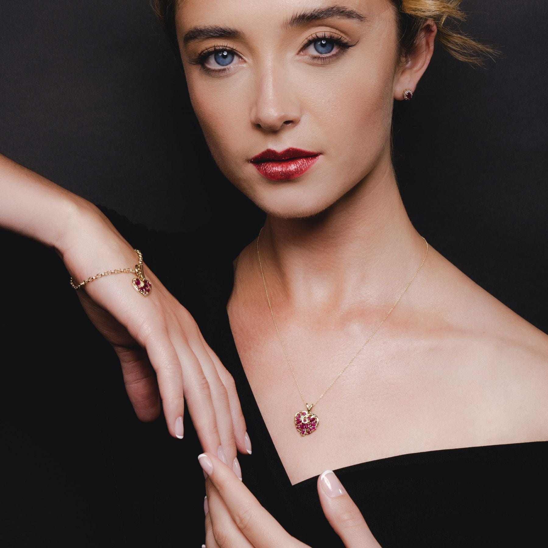 Hand of the heart pendant sales cartier