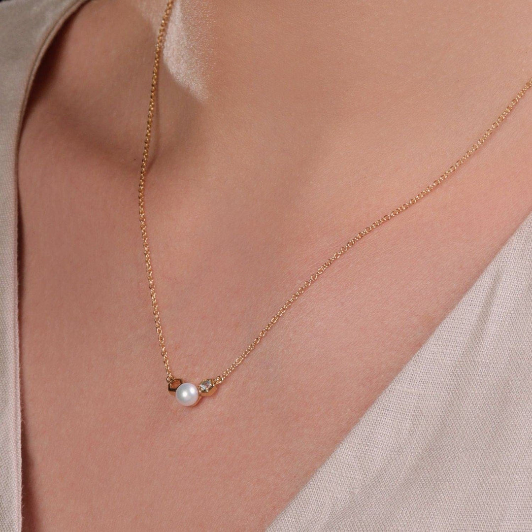 135N0362019 Modern Pearl & Blue Topaz Necklace in 9ct Yellow Gold 2